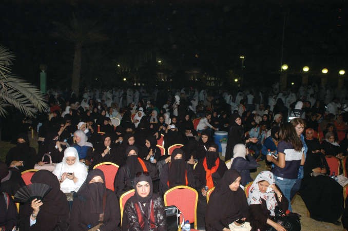 جانب من الحاضرات في ساحة الارادة