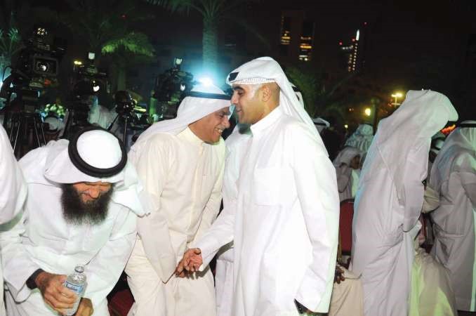 عبدالله الاحمد يصافح احمد السعدون