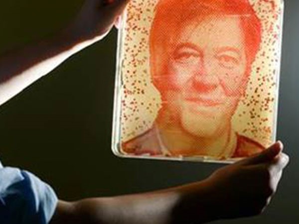 بالصور.. عالم أحياء يتحول لفنان ويرسم صور المشاهير بالبكتيريا