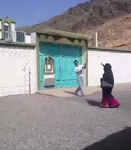 بالفيديو.. سعودي يطلق "أعيرة نارية" احتفاءً بعودة والدته