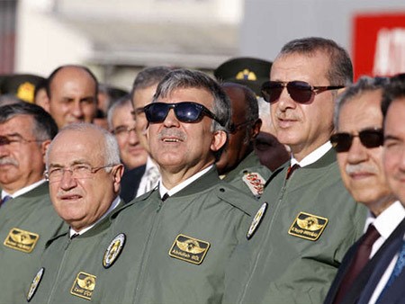 بالفيديو والصور.. عبدالله غول وأردوغان يقودان أول طائرة مروحية تركية الصنع