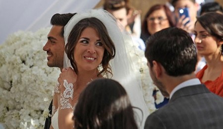 بالفيديو والصور.. كارلو انشيلوتي يبكي في زفاف ابنته