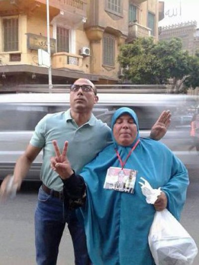 شعار "رابعة" على كتف بطلة "شت أب يور ماوس أوباما"
