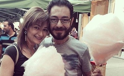 صورة: أحمد زاهر يأكل غزل البنات مع زوجته
