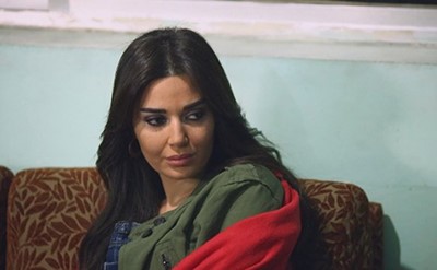 بالصور.. سيرين عبد النور تساعد شابا على التخلص من إدمانه القاتل