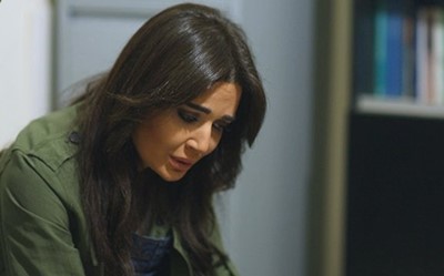 بالصور.. سيرين عبد النور تساعد شابا على التخلص من إدمانه القاتل
