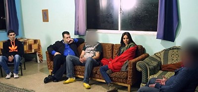 بالصور.. سيرين عبد النور تساعد شابا على التخلص من إدمانه القاتل