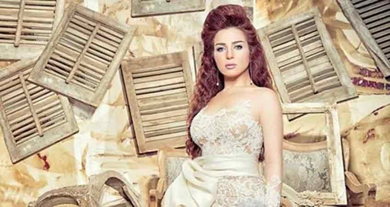 بالصور.. مي عز الدين تشعل مواقع التواصل الاجتماعي بـ لوك يظهر جمالها وأنوثتها 
