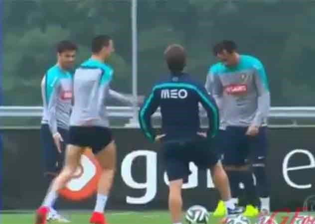 بالفيديو.. "رونالدو" يداعب "ألميدا" في تدريبات البرتغال