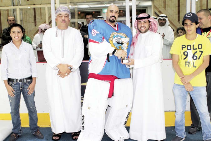 الشيخ نواف الحمد يكرم جاسم الصراف الكويتي كاحسن حارس مرمى في المباراة﻿