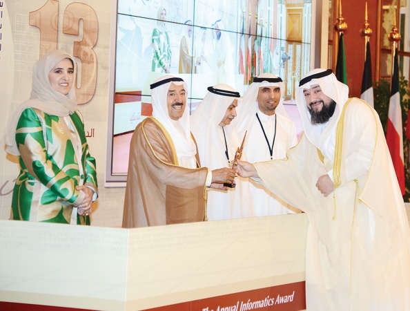 صاحب السمو مكرما احد الفائزين﻿