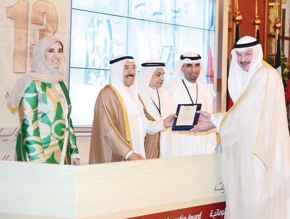 درع تكريمية لعبداللطيف السريع﻿