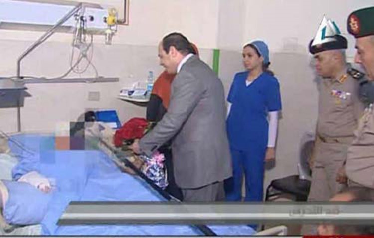 الرئيس المصري عبدالفتاح السيسي خلال زيارته امس لضحية التحرش التي حدثت في التحرير رويترز