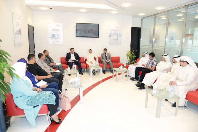 عبدالله التويجري متوسطا الصحافيين خلال اللقاء الصحافي بفرع قرطبة الجديد﻿
