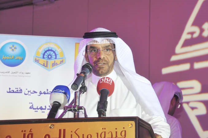 متعب العتيبي متحدثا في الحفل محمد هاشم