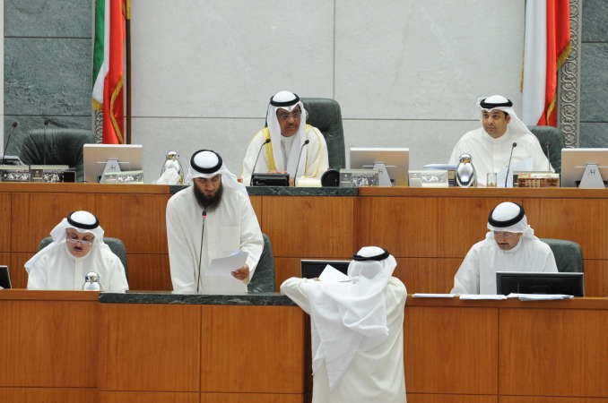مبارك الخرينج مترئسا جانبا من جلسة امس وبجانبه يعقوب الصالح وتبدو الامانة العامة
﻿