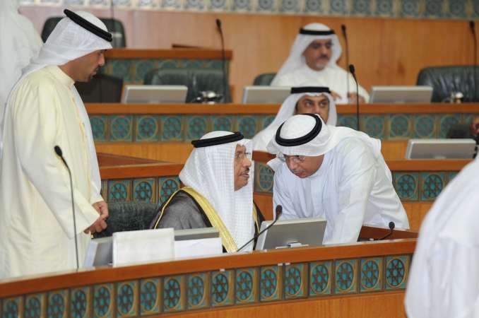 سمو رئيس الوزراء الشيخ جابر المبارك والشيخ خالد الجراح في حوار جانبي﻿