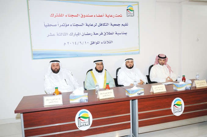  دمساعد مندني متوسطا زيد الذايدي وفوزان مندني اثناء المؤتمر الصحافي اسامة ابوعطية