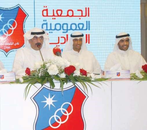 رئيس نادي الكويت عبدالعزيز المرزوقوالى جانبه خالد الغانم وفهد الغانم﻿