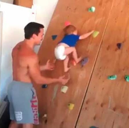  بالفيديو.. طفل في شهره العشرين يتسلق صخورا مصطنعة
