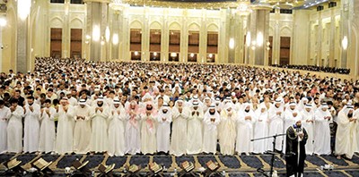 صورة ارشيفية للمصلين بالمسجد الكبير بشهر رمضان قاسم باشا