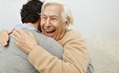 العناق والاحضان يعالج العظام ويطيل العمر