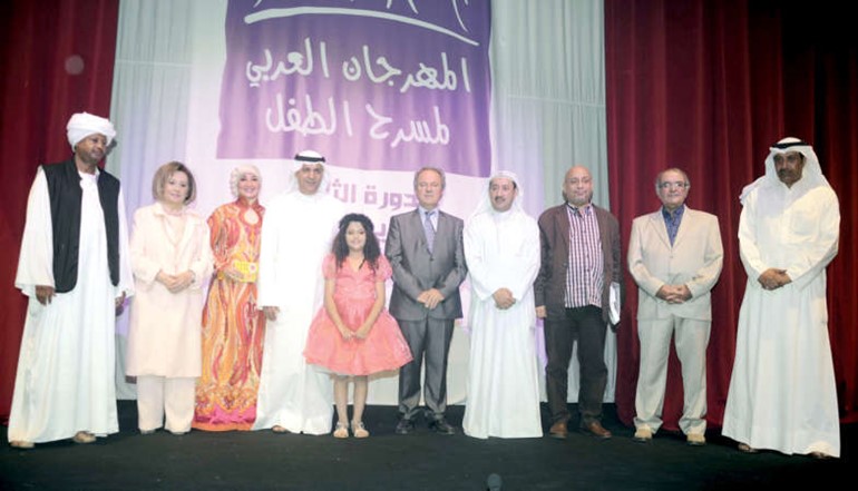 اليوحة والعسعوسي والبدر والرقعي والمذيعة سماح مع اعضاء لجنة التقييم 
