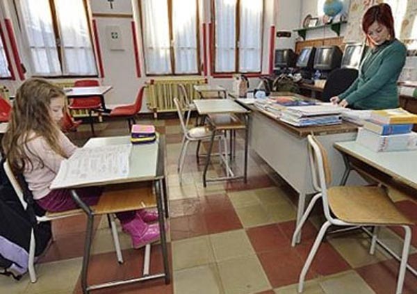بالصور.. مدرسة لا يوجد بها سوى طالبة واحدة ومعلمة واحدة