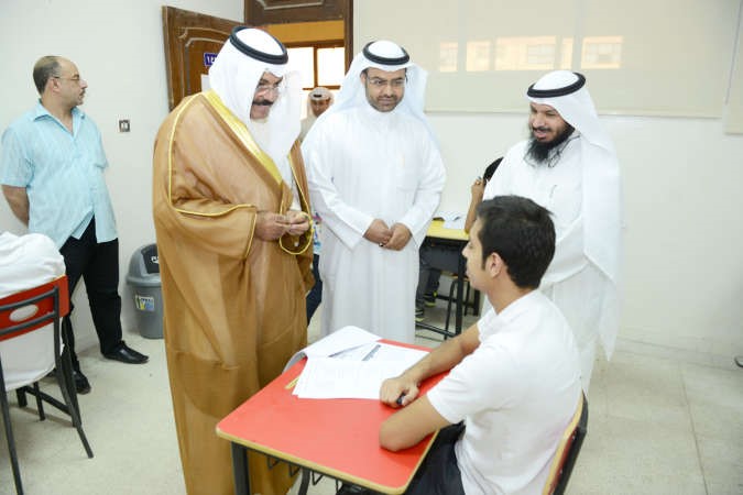 الشيخ احمد النواف في احدى اللجان بثانوية فهد السالم