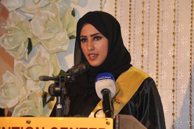 الخريجة منال العصفور تلقي كلمة الخريجات