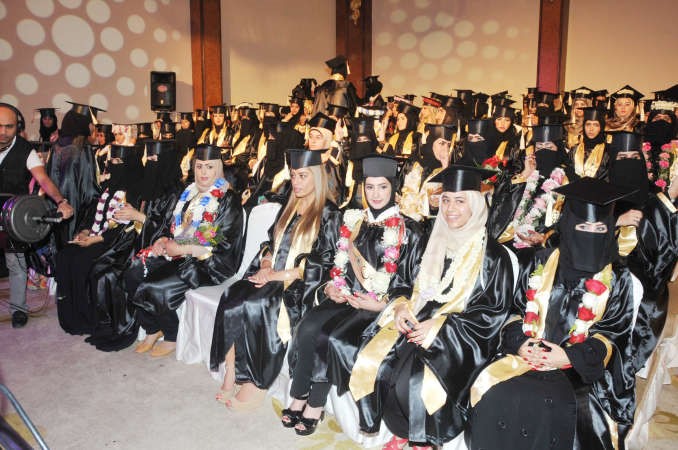 عدد من الخريجات
