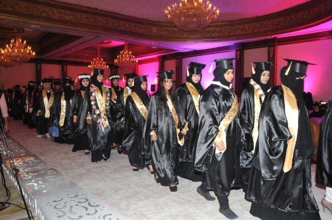 الخريجات اثناء تكريمهن محمد هاشم