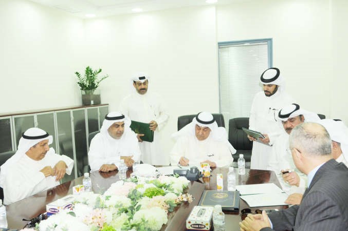 م جاسم البدر وتوفيق الحداد خلال توقيع العقد مع الشركتين