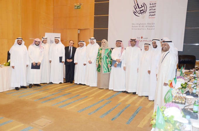 الشيخة عايدة سالم العلي مع المشاركين في مجلس الحوار الرابع قاسم باشا