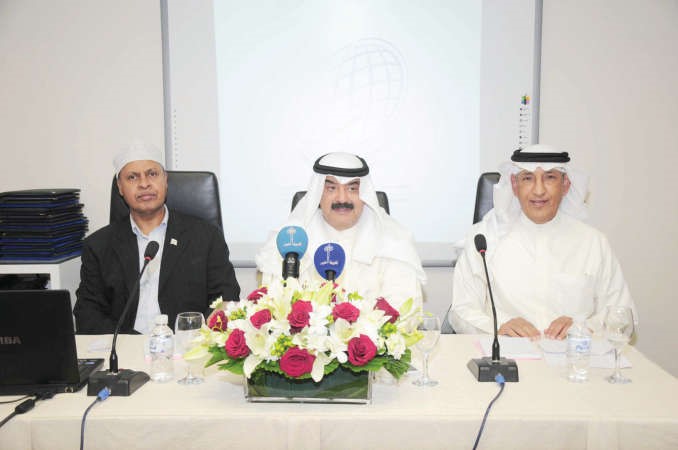 خالد الجارالله متوسطا السفير عبدالعزيز الشارخ والسفير الصومالي﻿
