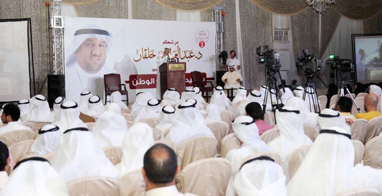 مرشح الدائرة الثانية دعبدالواحد الخلفان يتحدث خلال الندوة
﻿
