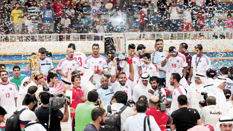 لاعبو يد الكويت يحتفلون على طريقتهم الخاصة ﻿