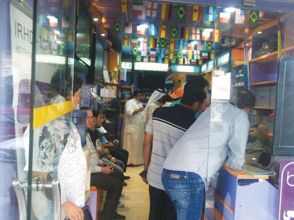 مجموعة كبيرة من الزبائن في احد المحلات