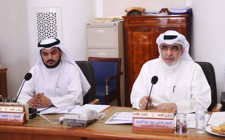 عدنان عبدالصمد ودمحمد الحويلة خلال اجتماع لجنة الميزانيات﻿