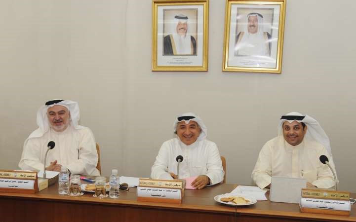 يعقوب الصانع ودعبدالحميد دشتي وخليل الصالح اثناء اجتماع اللجنة﻿