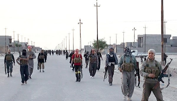 صورة نشرها احد المواقع الجهادية لاعضاء داعش يجولون في سامراء امس وفي الاطار افراد من التنظيم يطلقون الرشاشات الثقيلة خلال القتال في سامراءافپ