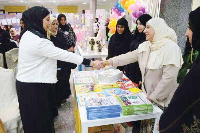 الشيخة نجلاء الصباح خلال جولتها في المعرض