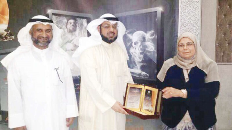 منيرة الفضلي وحامد الياقوت يكرمان احد المشاركين﻿