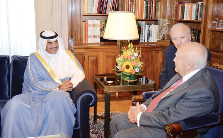 الشيخ صباح الخالد خلال اجتماعه مع رئيس جمهورية اليونان كارلوس بابوليس﻿