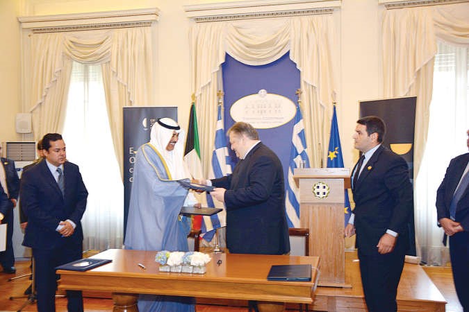 الشيخ صباح الخالد ونائب رئيس مجلس الوزراء ووزير الخارجية اليوناني ايفانجلوس فينزولس اثناء توقيع الاتفاقيتين﻿