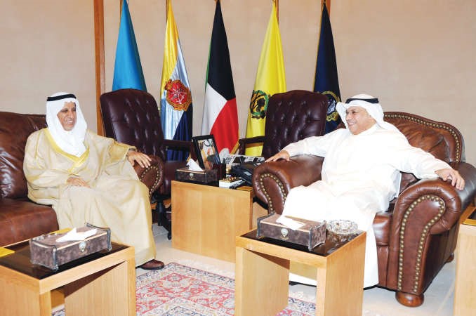 الشيخ خالد الجراح خلال لقائه د عبدالله محارب﻿