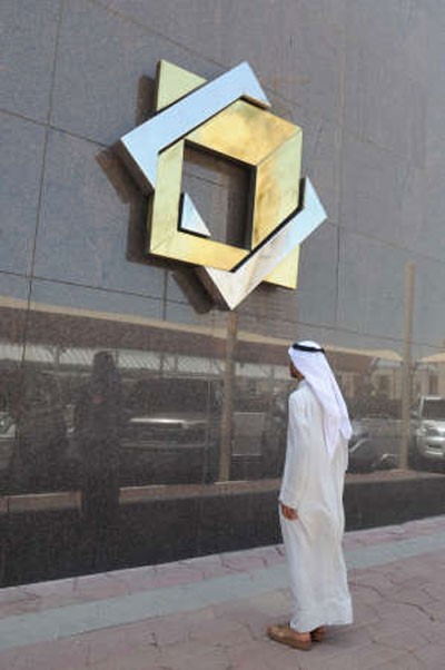 متداول وقف متاملا في مستقبل السوق في ظل استمرار الخسائرقاسم باشا﻿