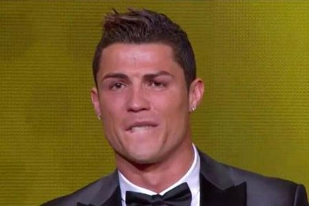 بالصور.. رونالدو يبكي ويخرج مصاباً ومجنونته تقتحم التدريب لمصافحته 