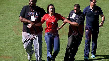 بالصور.. رونالدو يبكي ويخرج مصاباً ومجنونته تقتحم التدريب لمصافحته 