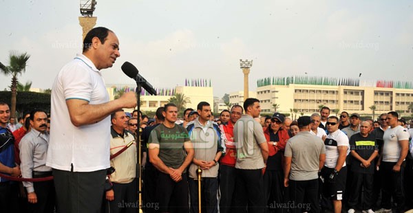 بالفيديو والصور..  السيسي يقود ماراثون دراجات لحث المصريين على الحد من استهلاك الطاقة
